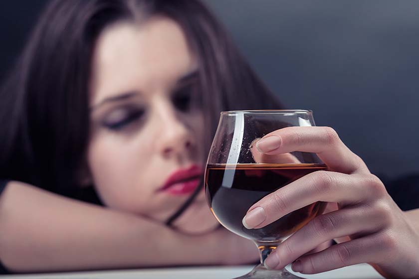 девушка держит бокал с вином